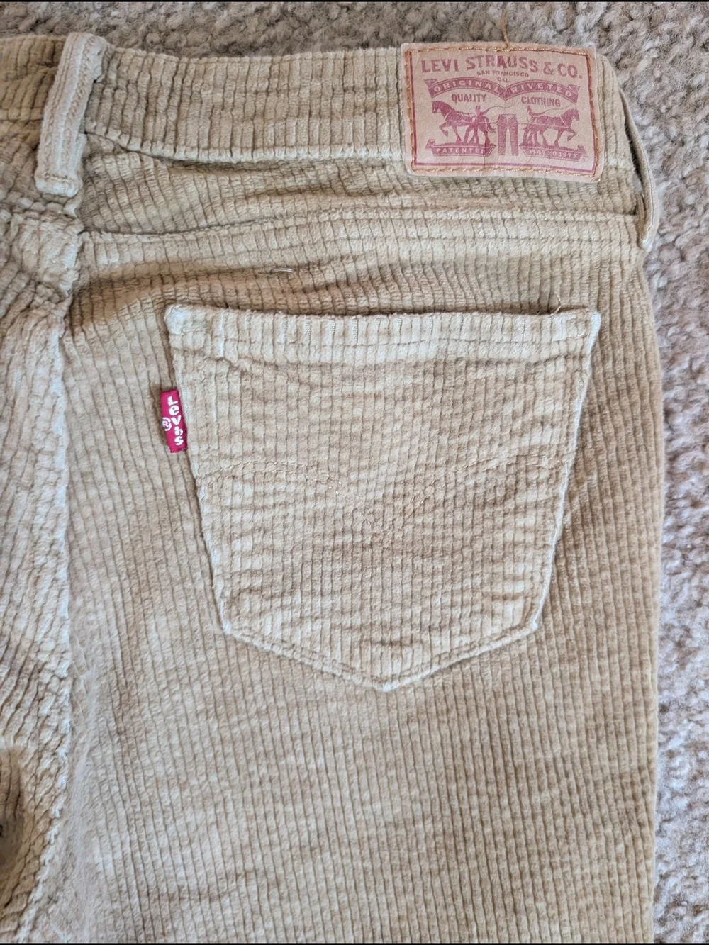 Levi's Women's skinny-fit fine-wale corduroy trousers. Size 28x30